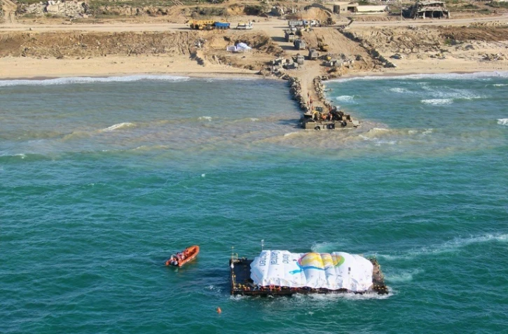Une barge transporte de l'aide humanitaire pour la bande de Gaza, le 15 mars 2024