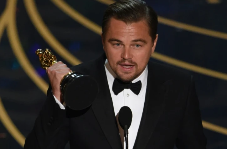 L'acteur américain Leonardo DiCaprio accepte son Oscar de meilleur acteur pour son interprétation dans "The Revenant" le 28 février 2016 à Hollywood, en Califorinie