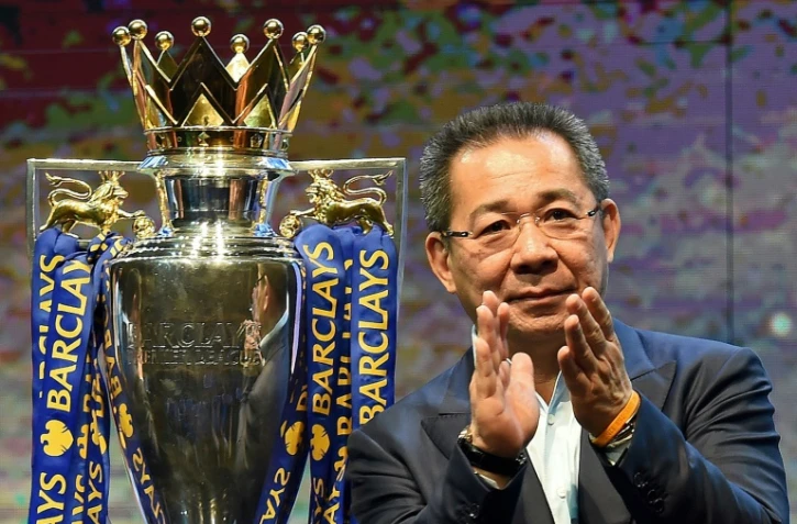 Le président de Leicester city, le Thaïlandais Vichai Srivaddhanaprabha lors d'une présentation du trophée de champion d'Angleterre remporté par son club, à Bangkok le 18 mai 2016