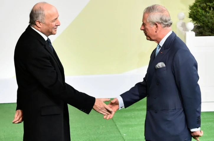 Laurent Fabius accueille le prince Charles le 30 novembre 2015 au Bourget pour la COP21 