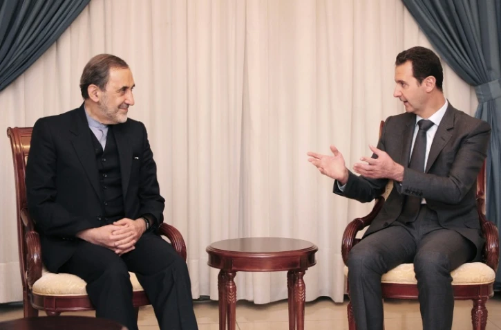 Une photo fournie par l'agence SANA du président syrien Bachar al-Assad (d) et du conseiller pour les affaires internationales du guide suprême iranien, Ali Akbar Velayati, le 29 novembre 2015 à Damas