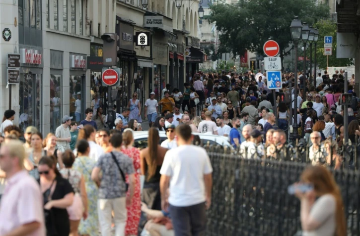 Des gens se rassemblent pour la Fête de la musique, le 21 juin 2025 à Paris 