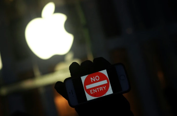 Un manifestant brandit un iPhone avec un symbole "Défense d'entrer", à New York, le 23 février 2016