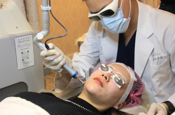 Kayla Zhang, 27 ans, lors d'une séance de médecine esthétique, à Shanghai le 11 novembre 2021