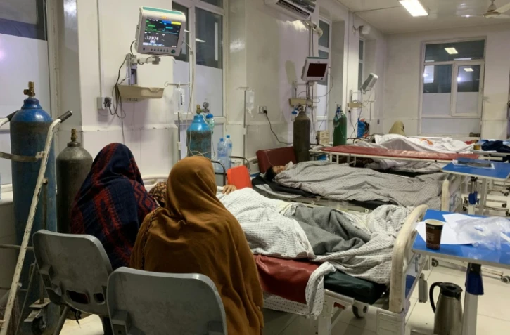 Dans un hôpital de Jalalabad, le 27 février 2026, après qu’un tir de mortier pakistanais a frappé un camp de personnes rentrant du Pakistan, en pleine série d’affrontements entre les forces pakistanaises et des membres des services de sécurité talibans près du poste-frontière de Torkham, entre l’Afghanistan et le Pakistan, dans la province de Nangarhar