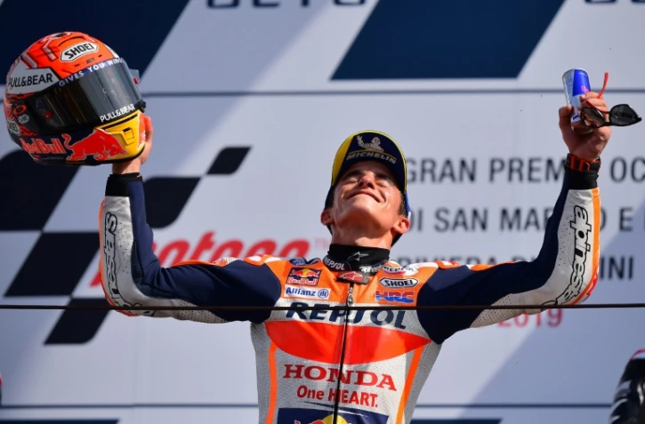 L'Espagnol Marc Marquez (Honda) savoure sur le podium sa victoire au GP de Saint-Marin, catégorie MotoGP, sur le circuit de Misano-Adriatico, le 15 septembre 2019