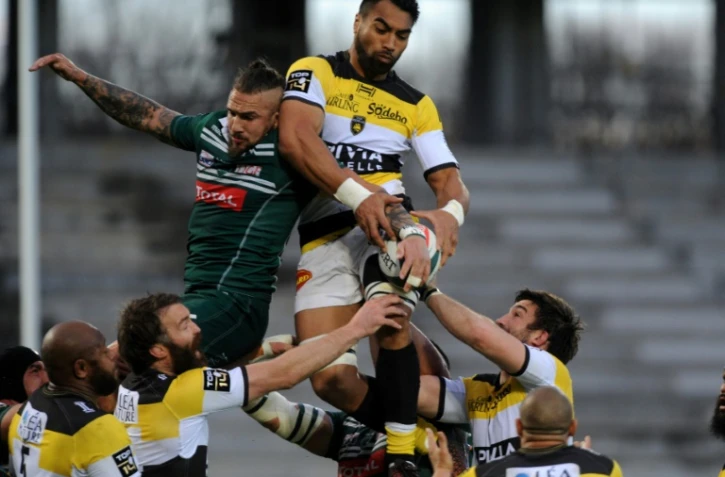Le N.8 rochelais Victor Vito (d) attrape un ballon de touche, le 25 mars 2017 lors de la victoire de La Rochelle à Pau