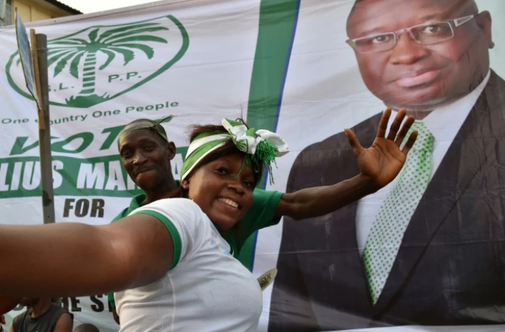 Une supportrice du candidat et bientôt président de Sierra Leone Julius Maada Bio lors de la campagne présidentielle de 2018, le 25 mars 2018 à Freetown