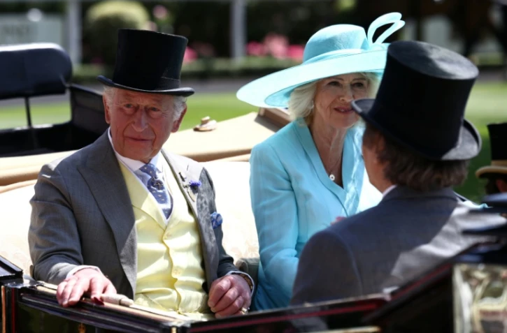 Le roi Charles III et la reine Camilla arrivent en calèche au meeting hippique Royal Ascot, à l'ouest de Londres, le 19 juin 2026