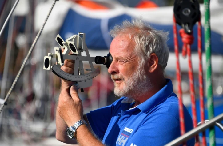Le Norvégien Are Wiig utilise un sextant sur son bateau "Olleanna" aux Sables d'Olonne, le 30 , juin 2018, un tour du monde en solitaire