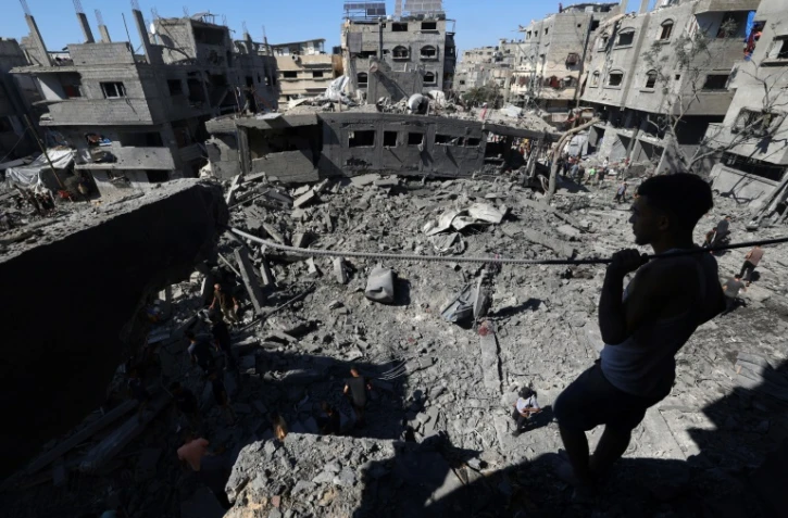 Un Palestinien inspecte les décombres laissés par une frappe israélienne sur le camp Al-Bureij, dans le centre de la bande de Gaza, le 4 juillet 2025