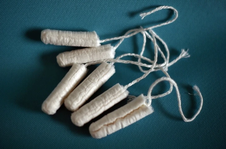 Malgré les recommandations officielles, des résidus de substances chimiques indésirables sont toujours présents dans les protections intimes féminines (tampons et serviettes périodiques), déplore jeudi le magazine 60 millions de consommateurs