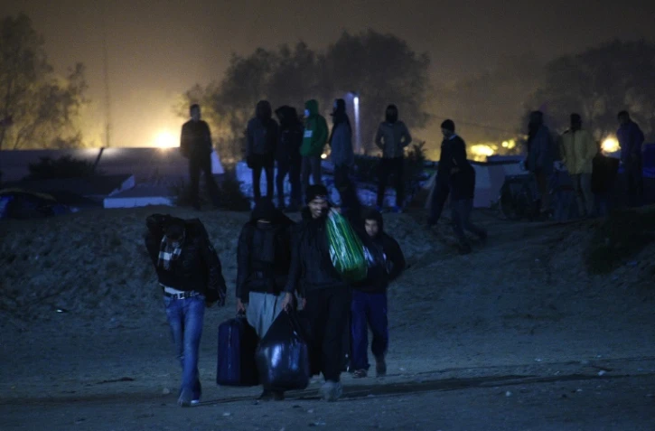 Des migrants quittent la jungle dans la nuit du 23 au 24 octobre 2016à Calais