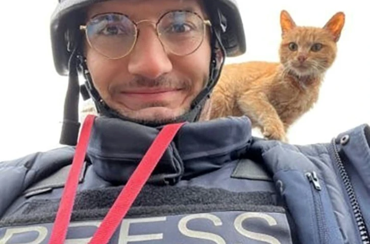 Un selfie du journaliste de l'AFP Arman Soldin avec un chat sur l'épaule, lors d'une mission pour l'AFP en Ukraine