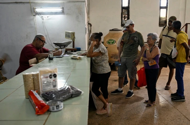 Des habitants font la queue dans une épicerie de produits subventionnés pour recevoir de l'aide humanitaire donnée par le Mexique, à La Havane, le 6 mars 2026