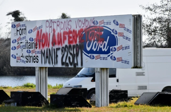 Des slogans contre la fermeture de l'usine Ford de Blanquefort peints sur un panneau à l'entrée du site, le 18 février 2019