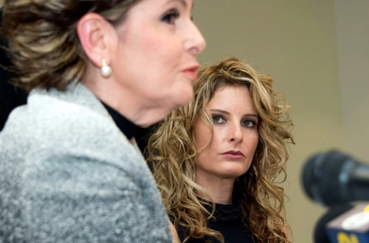 Summer Zervos (d) et son conseil Gloria Allred lors d'une conférence de presse à Los Angeles en Californie, le 17 janvier 2017