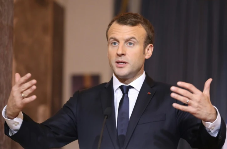 Le président Emmanuel Macron auprès des soldats français au Niger, le 23 décembre 2017 à Niamey