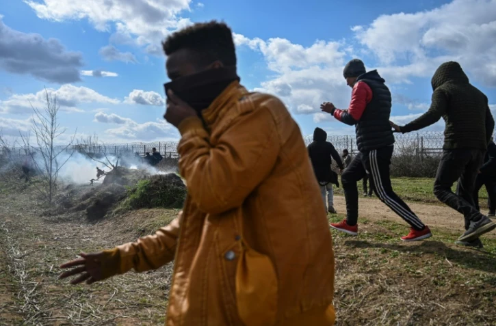Migrants près de la frontière entre Turquie et Grèce près de Pazarkule le 7 mars 2020