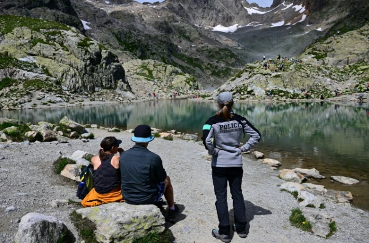 Marion Guitteny, agente de police de l'environnement de la réserve naturelle des Aiguilles Rouges, interpelle un opérateur de drone proche du lac Blanc où les drones sont interdits, au-dessus de Chamonix, en Haute-Savoie, le 31 juillet 2023
