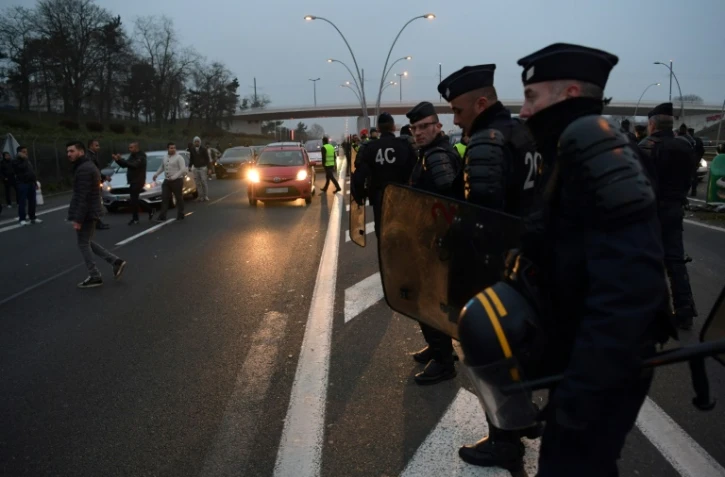 Des policiers déployés le 17 décembre sur l'autoroute menant à Orly, bloquée par des chauffeurs de VTC