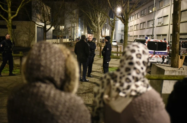 Des policiers sur le site d'une fusillade meurtrière en pleine rue à Villeurbanne, dans le Rhône, le 7 février 2016