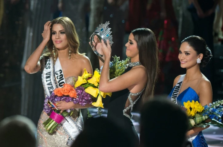 La couronne est enlevée de la tête de Miss Colombia (g), sacrée par erreur Miss Univers, le 20 décembre 2015 à Las Vegas pour être remise à Miss Philippines (d) 
