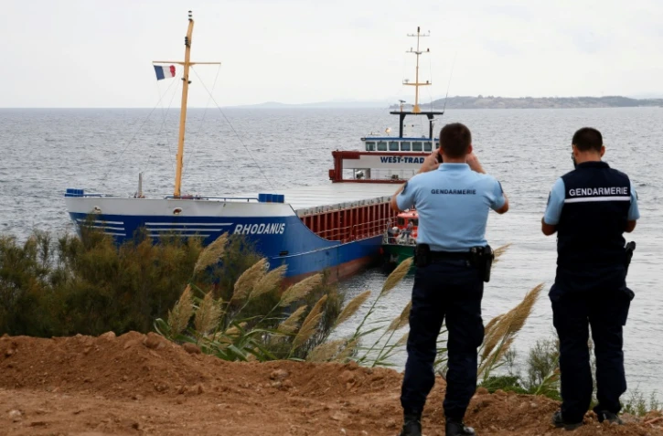 Le cargo de 90 m "Rhodanus" sous pavillon Antigue-et-Barbude échoué sur des rochers dans la réserve naturelle de Bonifacio, le 13 octobre 2019