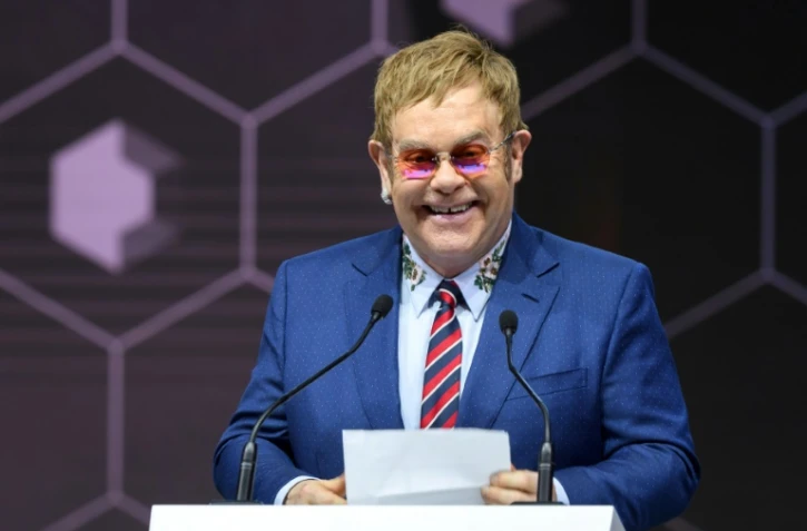 Elton John prononce un discours lors de la remise d'un prix avant le Forum économique mondial de Davos, en Suisse, le 22 janvier 2018