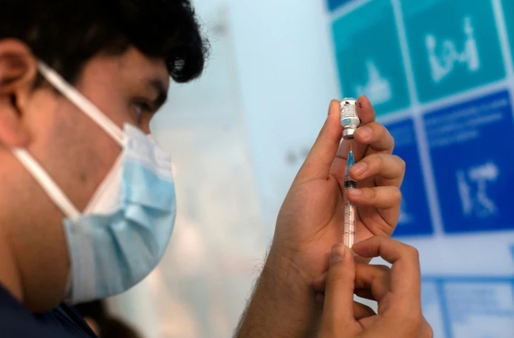 Nouveaux confinements à la veille des premières vaccinations dans l'UE