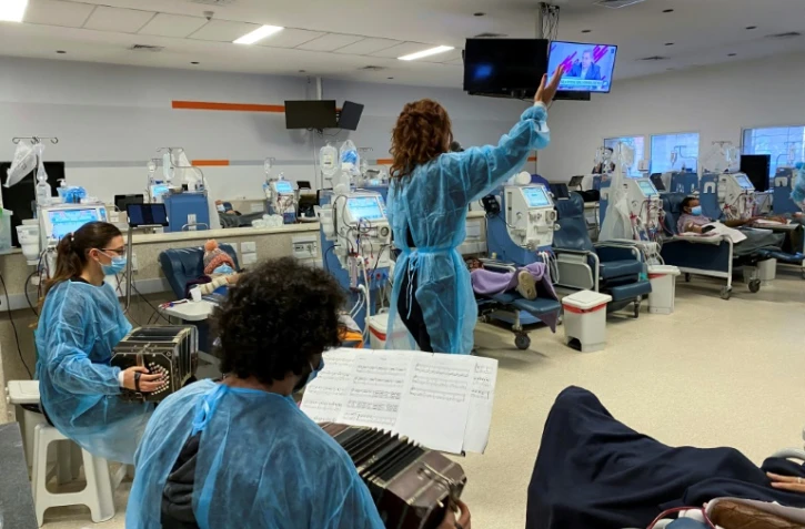 Les bandonéonistes Abril Farolini, Ramiro Hernández et la chanteuse Paola Larrama se produisent dans la salle de dialyse du Centre Diaverum pour patients rénaux, à Montevideo: le 17 juin 2022