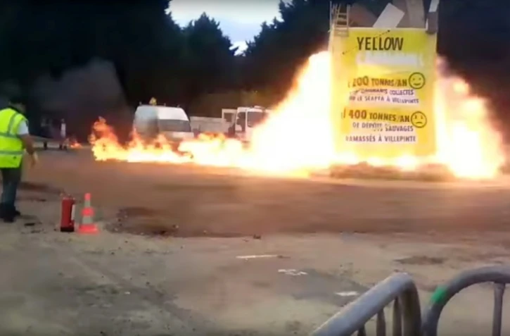 Dix-huit personnes ont été blessées samedi, dont cinq gravement parmi lesquelles un enfant, dans une spectaculaire explosion survenue durant un carnaval à Villepinte en Seine-Saint-Denis