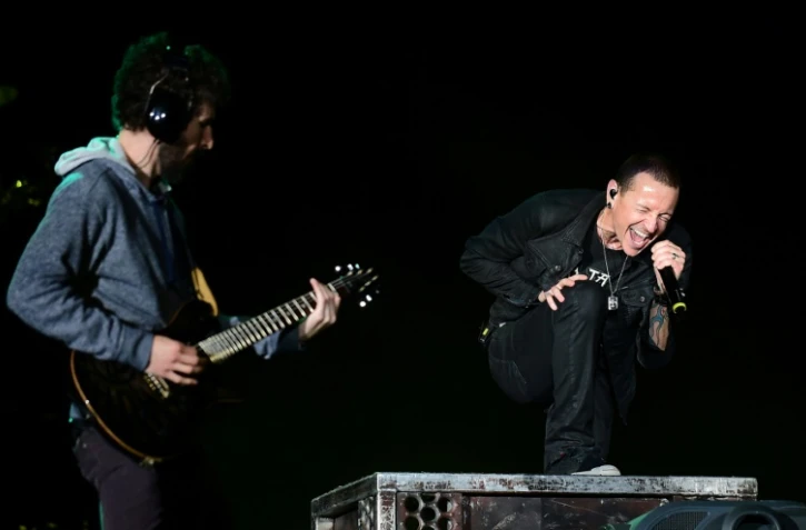 Chester Bennington (d), le chanteur du groupe américain Linkin Park, lors d'un concert à Las Vegas, le 9 mai 2015