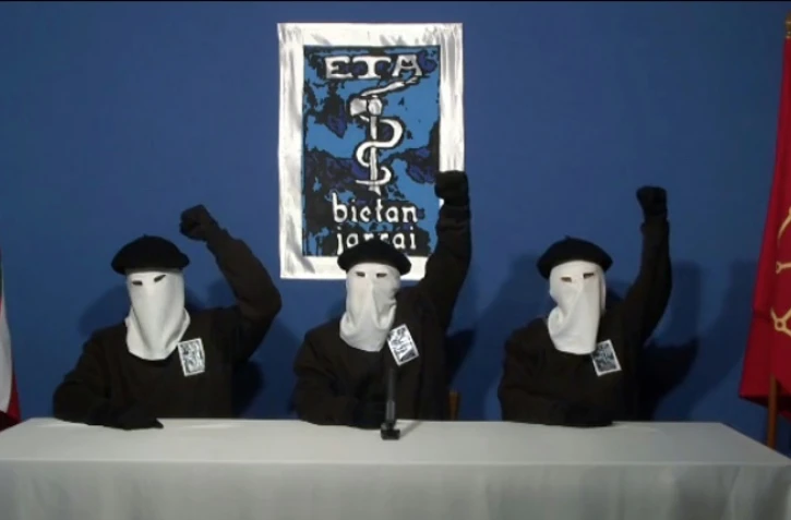 Des militants séparatistes de l'ETA enregistrent un message vidéo, le 20 octobre 2011