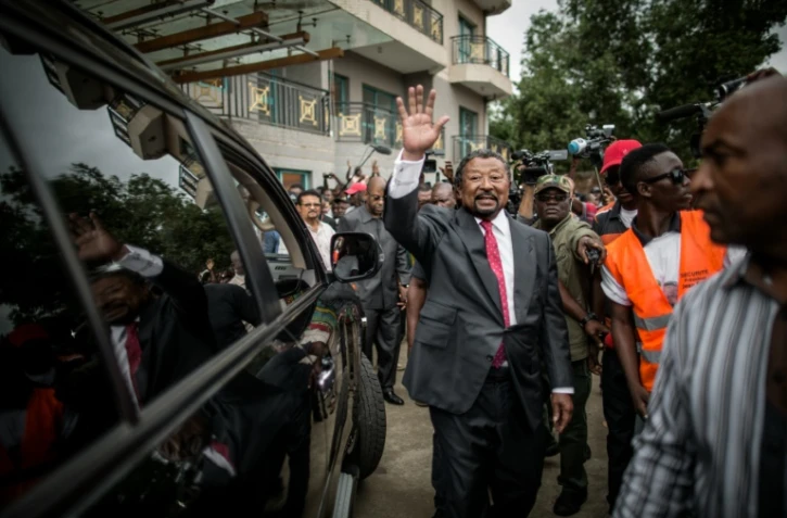 Le candidat Jean Ping salue ses partisans à Libreville, le 28 août 2016