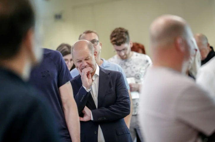 Le chancelier allemand Olaf Scholz, du parti social-démocrate (SPD), attend de voter aux élections européennes, le 9 juin 2024 à Potsdam, dans l'est de l'Allemagne 