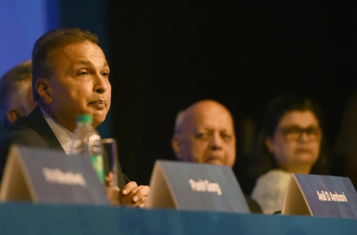 L'homme d'affaires indien Anil Ambani (G), président du groupe Reliance, le 18 septembre 2018 à Mumbai