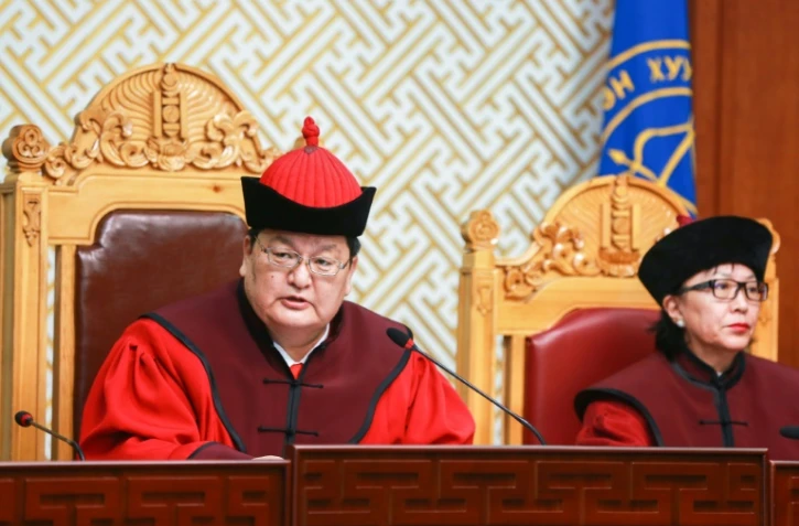 Le président de la de la Cour suprême de Mongolie Odbayar Dorj (à gauche) lors d'une conférence à Oulan-Bator le 22 octobre 2019