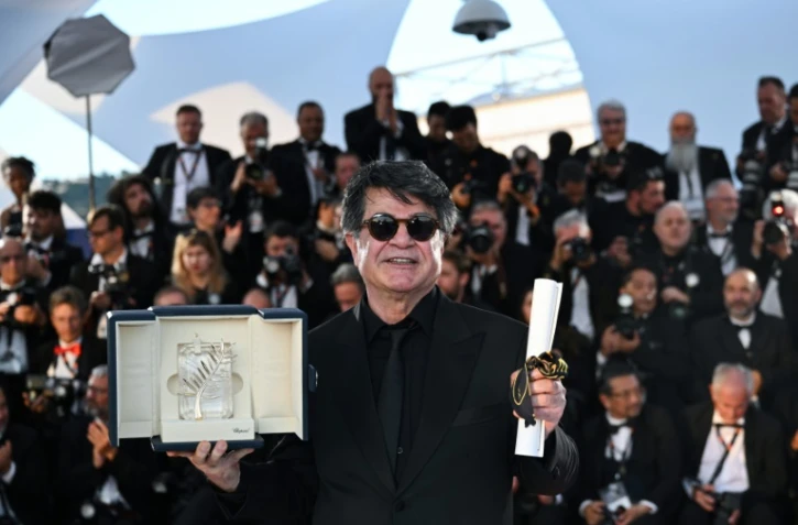 Le réalisateur iranien Jafar Panahi avec sa Palme d'or pour "Un simple accident", le 24 mai 2025 au festival de Cannes