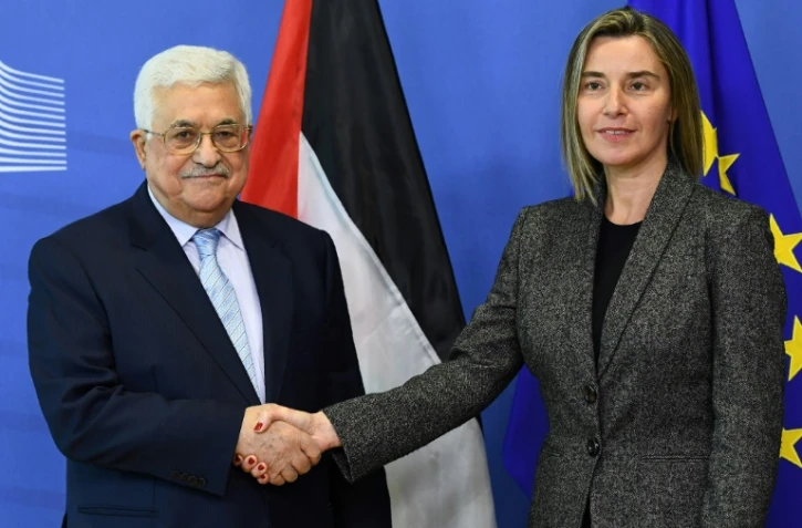 Le président palestinien Mahmoud Abbas (G) est accueilli par la cheffe de la diplomatie de l'UE Federica Mogherini le 27 mars 2017 à Bruxelles