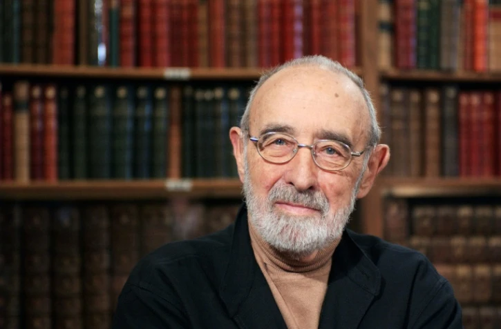 L'ancien ministre de l'Agriculture et de l'Equipement Edgard Pisani pose, le 11 février 2004 à Paris, avant de participer à l'émission Bibliothèque Médicis intitulée "Les couacs de la mondialisation" 