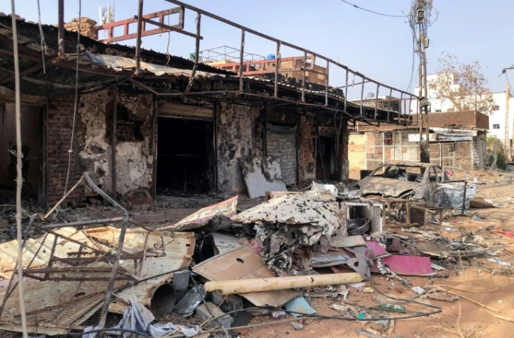 Des commerces endommagés dans la ville d'Omdurman, adjacente de Khartoum, le 30 mai 2024