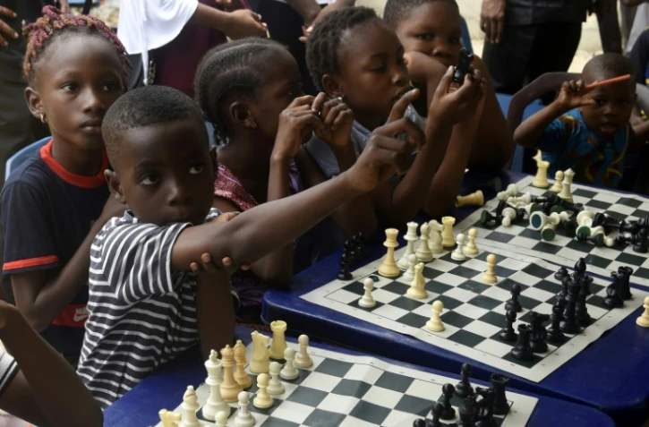 Des enfants nigérians jouent aux échecs dans un bidonville de Lagos, le 17 août 2019