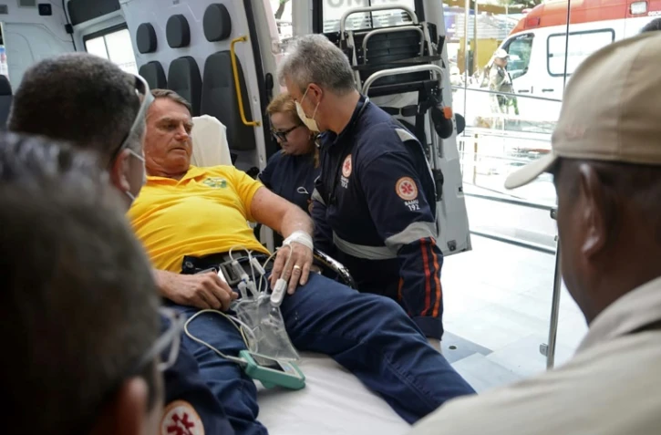 L'ancien président brésilien Jair Bolsonaro arrive en ambulance à l'hôpital Rio Grande à Natal, dans le nord-est du Brésil, le 11 avril 2025