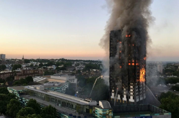 L'incendie de la tour Grenfell, pire incendie résidentiel en Grande-Bretagne, le 14 juin 2017 à Londres