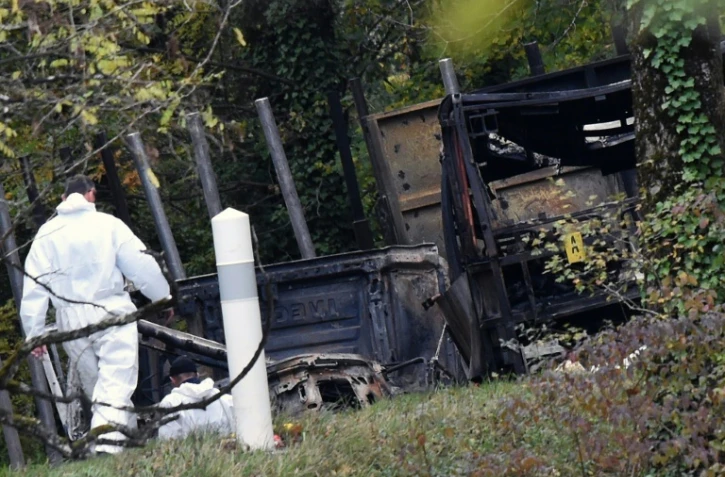Des enquêteurs sur les lieux de la collision de Puisseguin entre un camion et un bus, le 24 octobre 2015, en Gironde