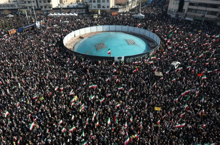 Des drapeaux iraniens et des portraits du nouveau guide suprême iranien, l'ayatollah Mojtaba Khamenei, lors d'un rassemblement de soutien à Téhéran, le 9 mars 2026