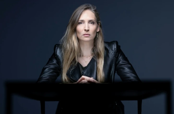 L'ancienne mannequin française Juliette G., "hameçonnée" pour être présentée au criminel sexuel américain Jeffrey Epstein, pose le 10 mars 2026 à Paris
