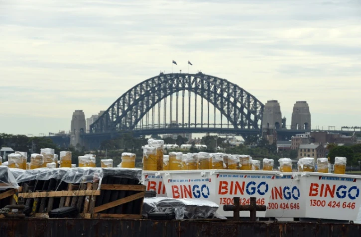 Les fusées sont prêtes à être allumées face au Harbour bridge de Sydney, photo du 29 décembre 2016