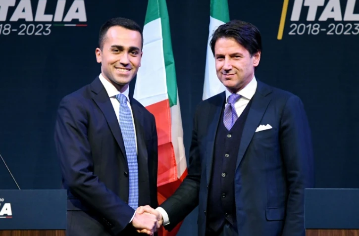 Le chef de file du M5S Luigi Di Maio serre la main de Giuseppe Conte le 1er mars 2018